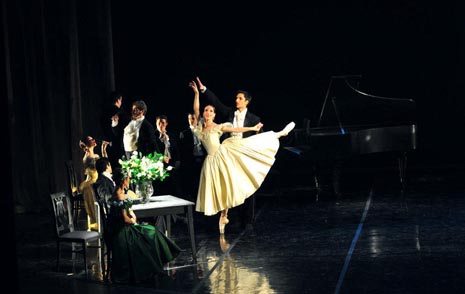 Edina Pličanić (Marguerite Gautier) i Raphaël Coumes-Marquet (Armand Duval); Balet HNK u Zagrebu: Alexandre Dumas sin – Carl Davis – Derek Deane, Dama s kamelijama, red. i kor. Derek Deane, foto: © Novković