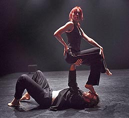 Plesni Teater Ljubljana, Slovenija, Duet 012 (Različitost mišljenja je divna!), kor. Rosana Hribar/Gregor Luštek, foto: Miha Fras