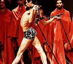 Les Ballets C de la B, Gent, Belgija, Izvan konteksta, za Pinu, koncept i režija Alain PlatelLes Ballets C de la B, Gent, Belgija, Izvan konteksta, za Pinu, koncept i režija Alain Platel