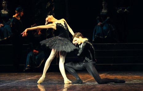 Darie Sukhorukove (Odetta/Odilija) i Azamat Nabiullin (Princ); Hrvatsko narodno kazalište u Zagrebu, Petar Iljič Čajkovski, Labuđe jezero, kor. i red.: Derek Deane, foto: © Novković