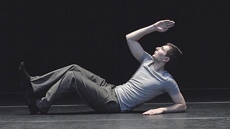 L Après-midi (Solo za Emmanuela Eggermonta), koncept i režija Raimund Hoghe, foto: ©Rosa Frank, www.raimundhoghe.com