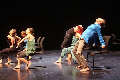 To Whom It May Concern? (Koga god da se tiče, nije namijenjeno njemu), kor. Rosana Hribar / Gregor Luštek