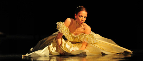 Edina Pličanić (Marguerite Gautier); Balet HNK u Zagrebu: Alexandre Dumas sin – Carl Davis – Derek Deane, Dama s kamelijama, red. i kor. Derek Deane, foto: © Novković