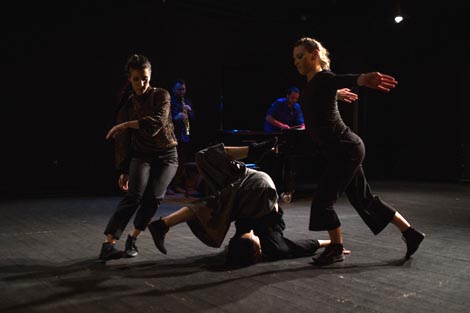 Kazališna družina Kufer, Zagreb: Rapsodija za tri glave, šest stopala i deset ruku, kor. Nastasja Štefanić, foto: Lili Zaneta