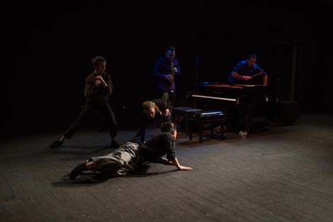 Kazališna družina Kufer, Zagreb: Rapsodija za tri glave, šest stopala i deset ruku, kor. Nastasja Štefanić, foto: Lili Zaneta