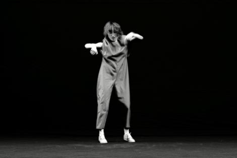 Videoinstalacija Razmak između riječi je gdje se nalazim sada, autorica: Magdalena Pederin