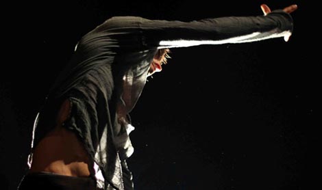 Aakash Odedra Company, Rising, kor. Aakash Odedra, Akram Khan, Rusell Maliphant, Sidi Larbi Cherkaoui, foto: www.britishcouncil.org.in