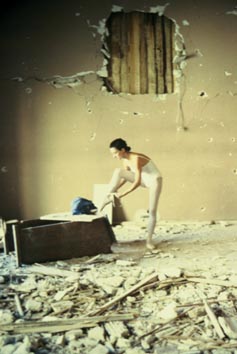 Sanja Petrovski na fotografiji Željka Karavide iz ciklusa Help Croatia! (Zadar, autumn 1991.)