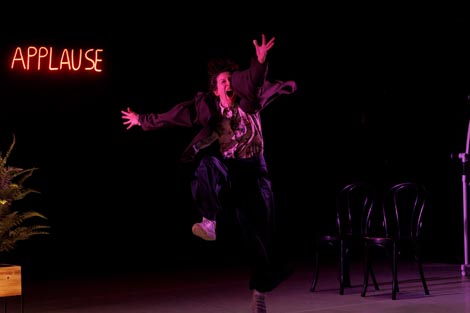 Hicks i Reynolds, Künstler*innenhaus Mousonturm, We are all here – The Show, autorice Laura Hicks i Ilana Reynolds, foto: Neven Petrović