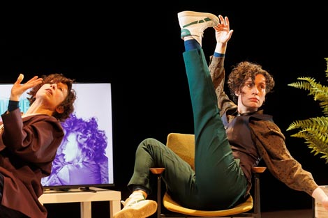 Hicks i Reynolds, Künstler*innenhaus Mousonturm, We are all here – The Show, autorice Laura Hicks i Ilana Reynolds, foto: Neven Petrović